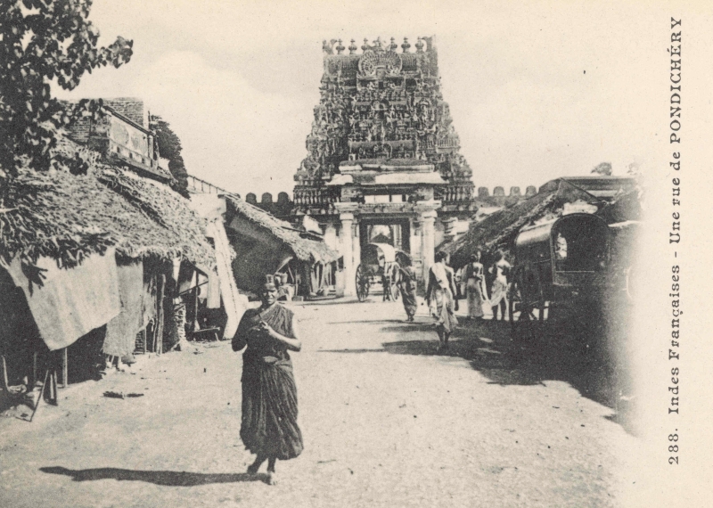 10-01 - Pondichery - rue et gopuram (entree de temple)